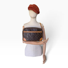 Load image into Gallery viewer, Vintage Louis Vuitton Trocadéro 30 Monogram Crossbody Bag