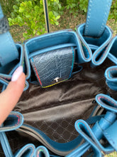 Load image into Gallery viewer, Via La Moda Fern Handbag – Glossy Navy Ostrich Leg Leather (Rare Colorway)