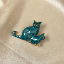 Load image into Gallery viewer, Vintage Enamel Cat Brooch
