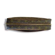 Load image into Gallery viewer, Vintage 1988 Louis Vuitton Monogram Compiègne 28 Clutch
