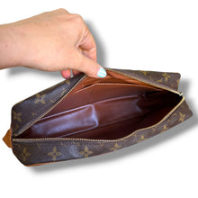 Load image into Gallery viewer, Vintage 1988 Louis Vuitton Monogram Compiègne 28 Clutch

