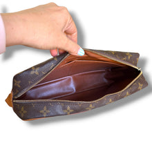 Load image into Gallery viewer, Vintage 1988 Louis Vuitton Monogram Compiègne 28 Clutch
