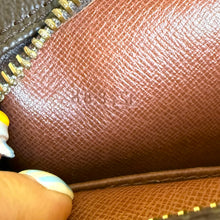 Load image into Gallery viewer, Vintage 1988 Louis Vuitton Monogram Compiègne 28 Clutch
