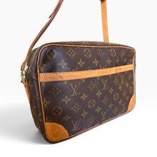 Load image into Gallery viewer, Vintage Louis Vuitton Trocadéro 30 Monogram Crossbody Bag
