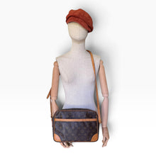 Load image into Gallery viewer, Vintage Louis Vuitton Trocadéro 30 Monogram Crossbody Bag
