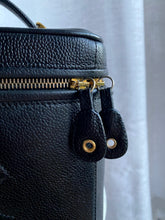 Load image into Gallery viewer, Vintage Chanel Caviar Vanity Case (1996-1997)
