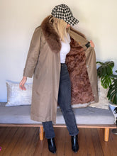 Load image into Gallery viewer, Kanebo Silk Pure Silk Coat with Fur Collar
