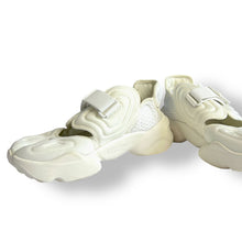 Load image into Gallery viewer, Nike Aqua Rift – Triple White - UK4
