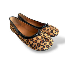 Load image into Gallery viewer, Unworn Preloved Leopard Print Tabi Pumps
