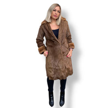 Load image into Gallery viewer, Beautiful Vintage Shaved Mink Coat with Large Collar
