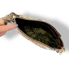 Load image into Gallery viewer, Adorable Vintage Gucci Hysteria Clutch
