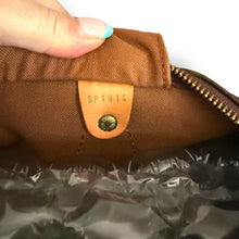 Load image into Gallery viewer, Vintage Louis Vuitton Monogram Speedy 25 – with Lock &amp; Key
